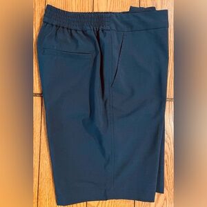 Tommy Bahama women’s golf short, size medium, navy, inseam 9 inches